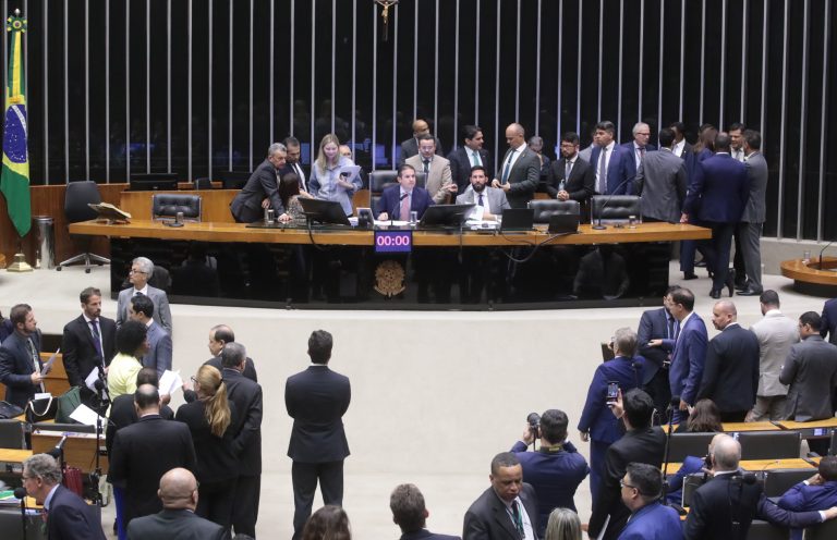 Câmara analisa projeto que cria o Dia Nacional das Defensoras e Defensores de Direitos Humanos; acompanhe