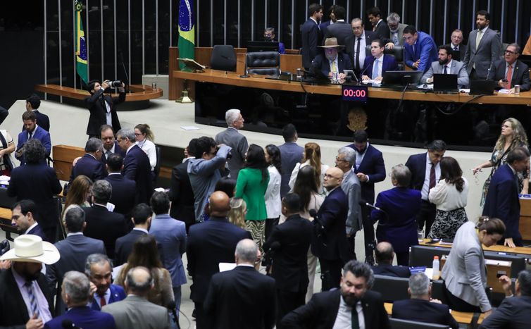 Câmara aprova projeto que reajusta salários de servidores públicos