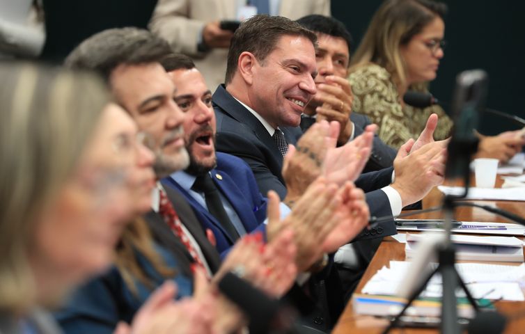CCJ da Câmara aprova suspensão da ação contra Bolsonaro e Ramagem