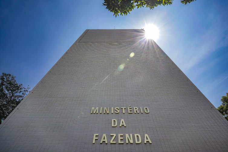 Com precatórios, previsão de déficit primário sobe para R$ 97 bilhões