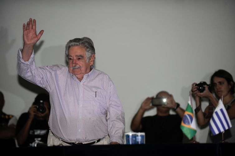 Deputados e senadores brasileiros lamentam morte de Mujica