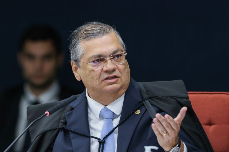 Dino dá cinco dias úteis para Sóstenes esclarecer fala sobre emendas