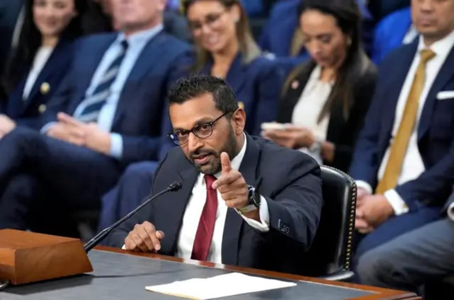 Diretor do FBI revela: Informações sobre agentes federais infiltrados no 6 de Janeiro serão divulgadas
