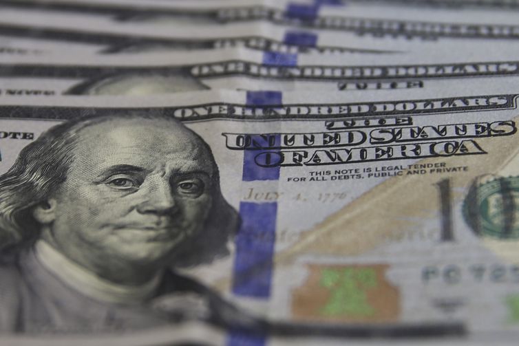 Dólar inicia mês em baixa com chances de negociação entre EUA e China