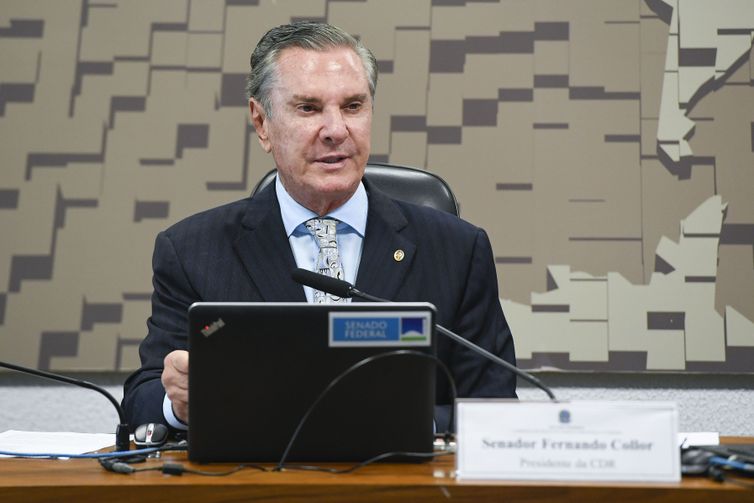 Ex-presidente Fernando Collor deixa presídio para cumprir pena em casa