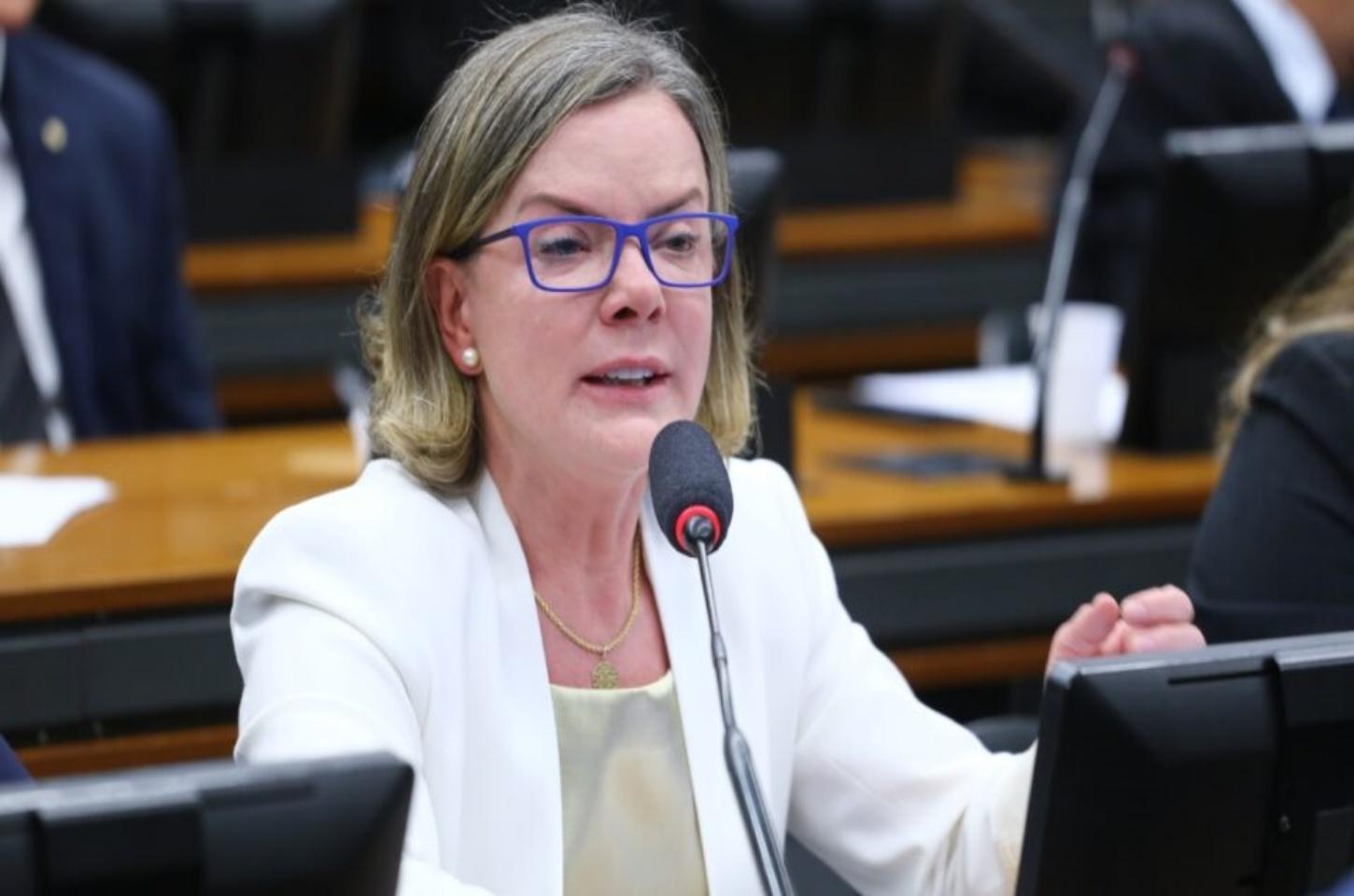 Gleisi defende Galípolo e diz que juros altos ainda são “herança maldita” de Campos Neto