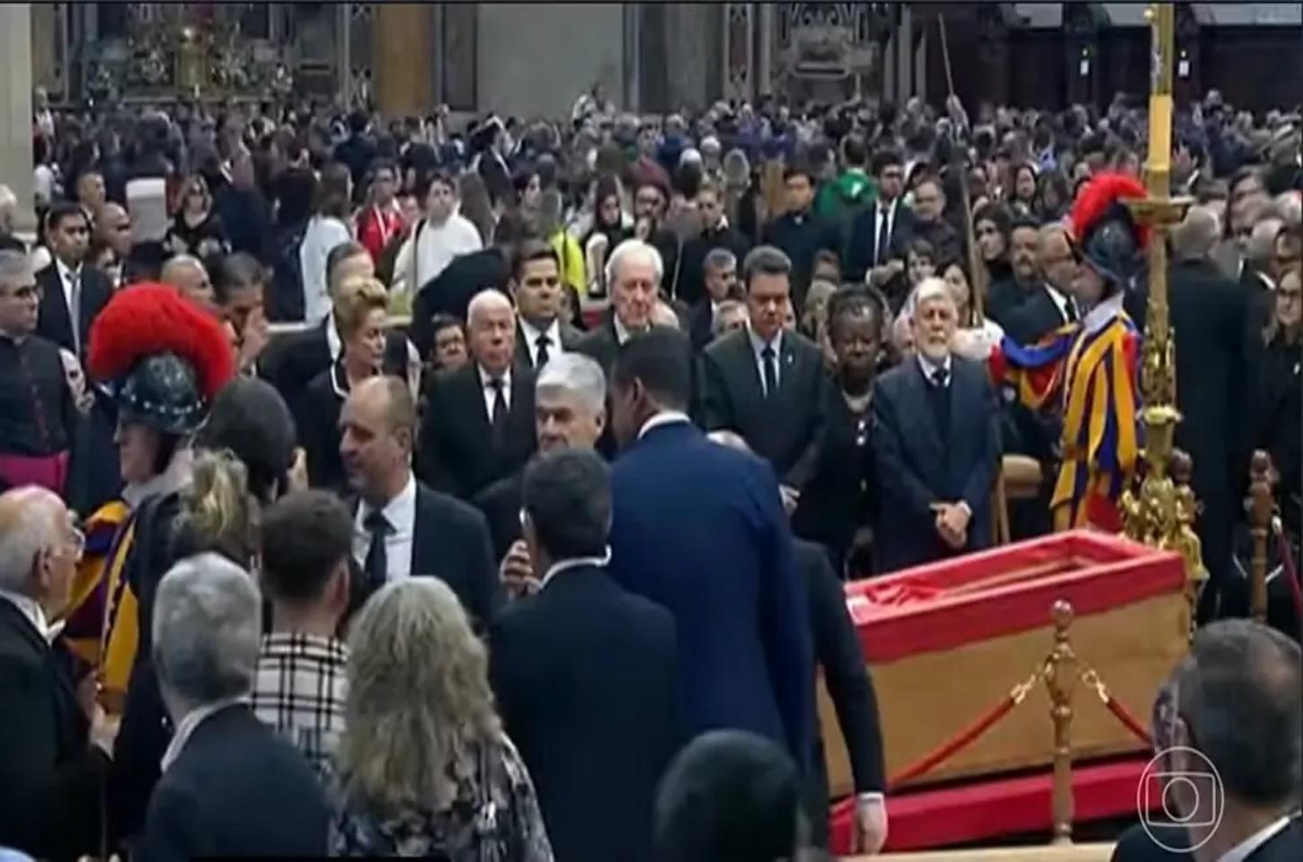 Governo Lula omite três nomes da comitiva ao Vaticano; um deles é a namorada de Barroso
