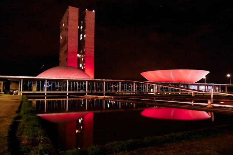 Iluminação vermelha no Congresso conscientiza sobre a talassemia