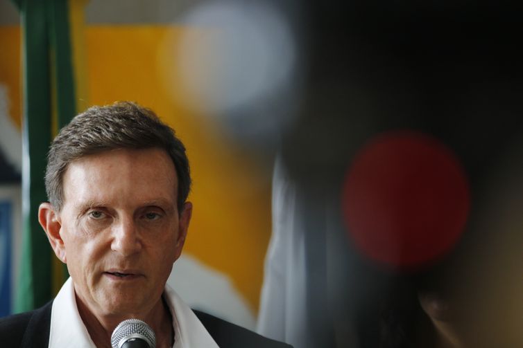 Justiça do RJ bloqueia bens de Crivella por improbidade administrativa