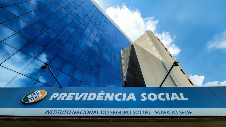 Lula coordena reunião sobre ressarcimento de aposentados do INSS