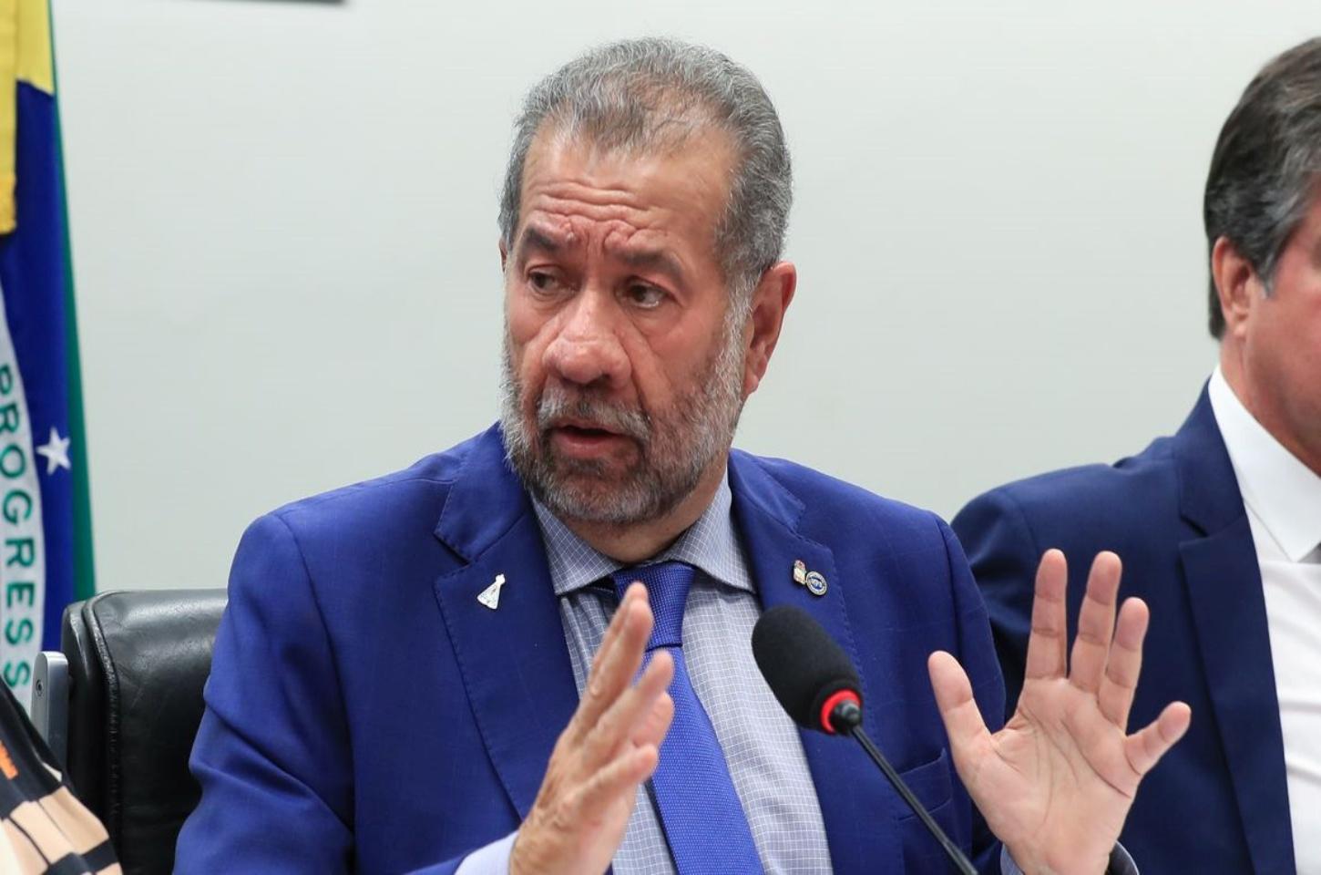 Lupi pede demissão, mas segue no controle do ministério