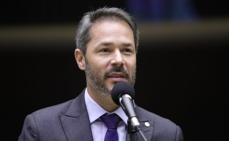 Projeto isenta taxistas e motoristas de aplicativo de tarifa por estacionamento rotativo público