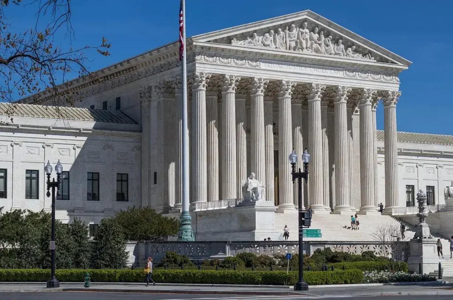Suprema Corte decide contra Trump sobre deportações sob a Lei de Inimigos Estrangeiros; Alito e Thomas divergem