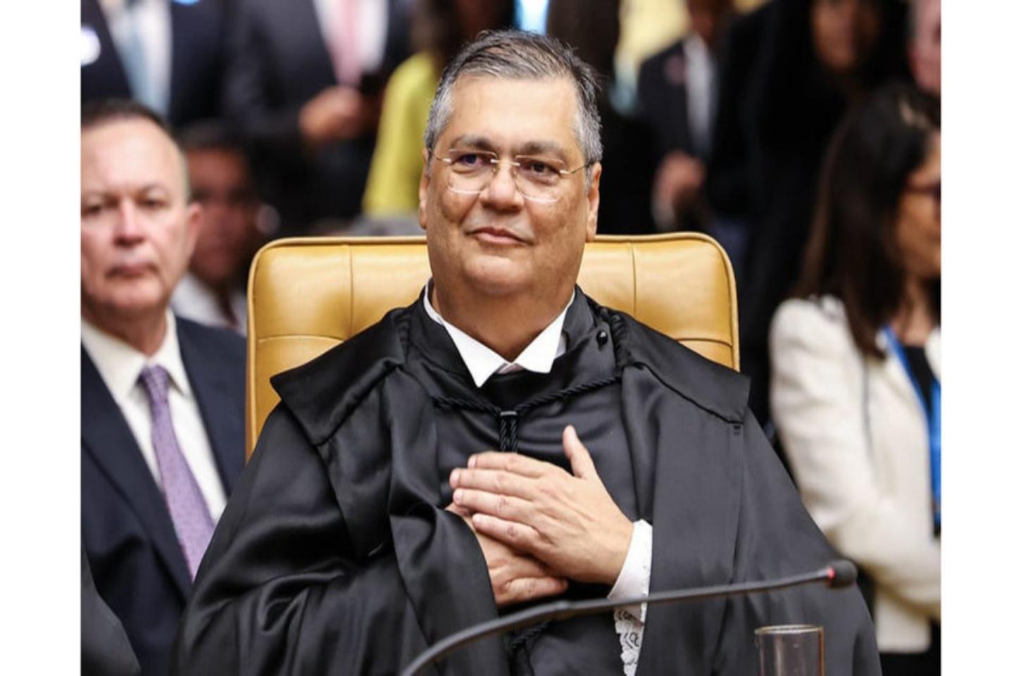 Dino vota pela regulação das redes