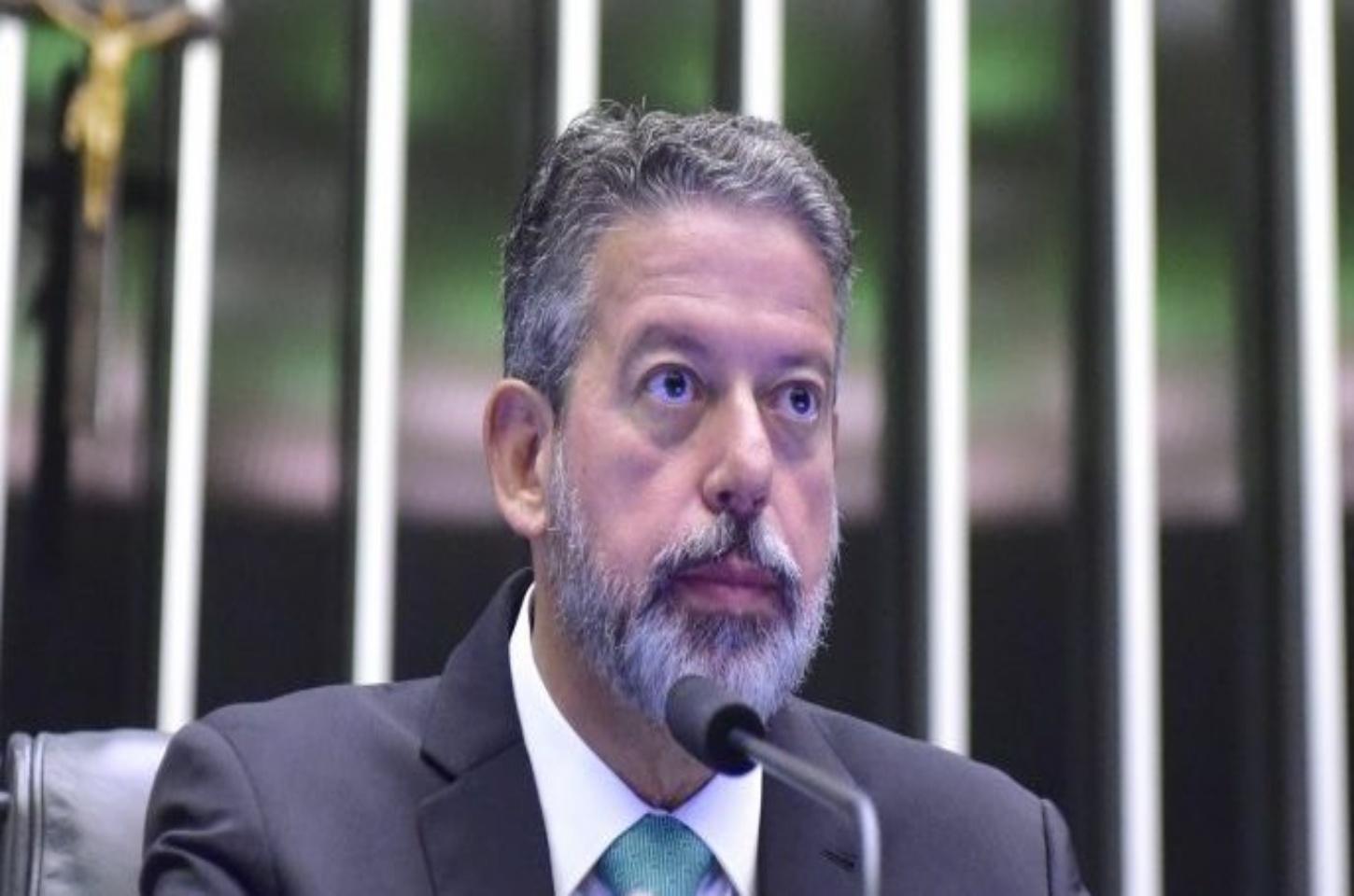 Elogio de Renan a prefeito alerta Lira e esquenta disputa a tribunal