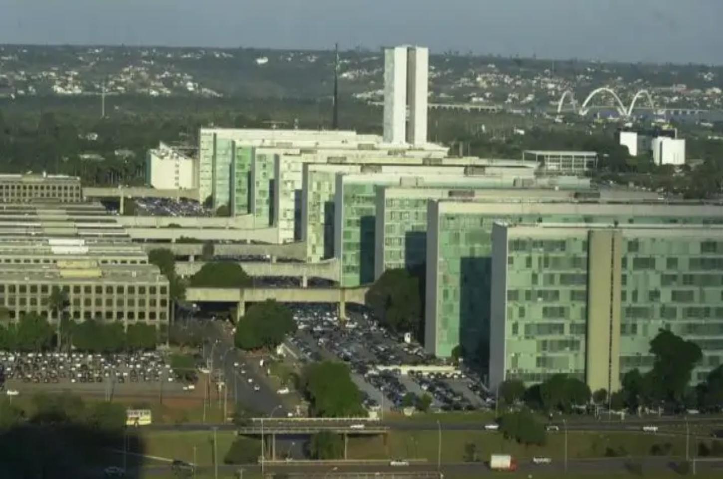 Governo adia para 2026 regra que dificulta funcionamento do comércio em feriados
