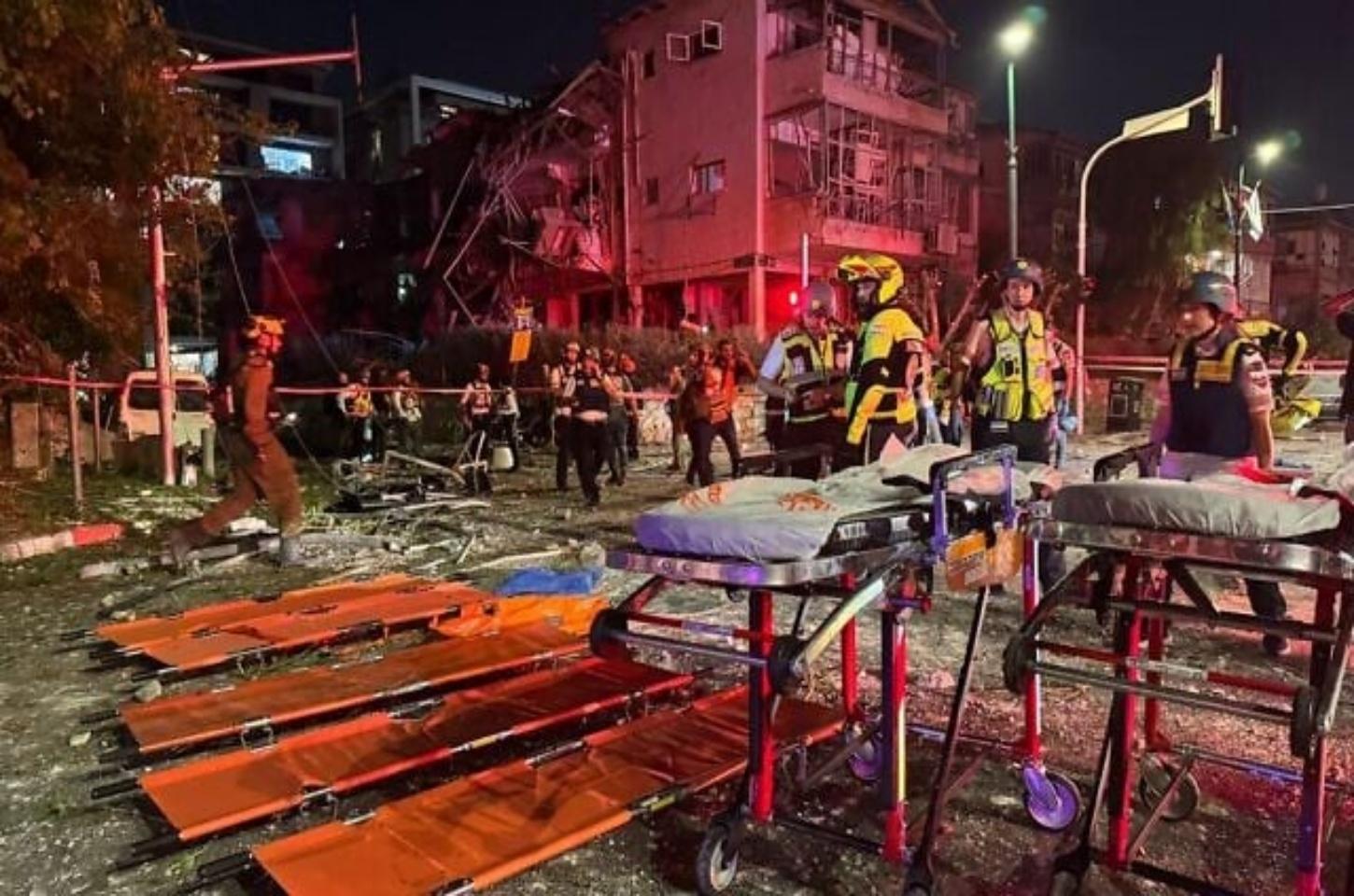 Irã dispara barragens de mísseis balísticos contra Israel, matando três pessoas e ferindo dezenas