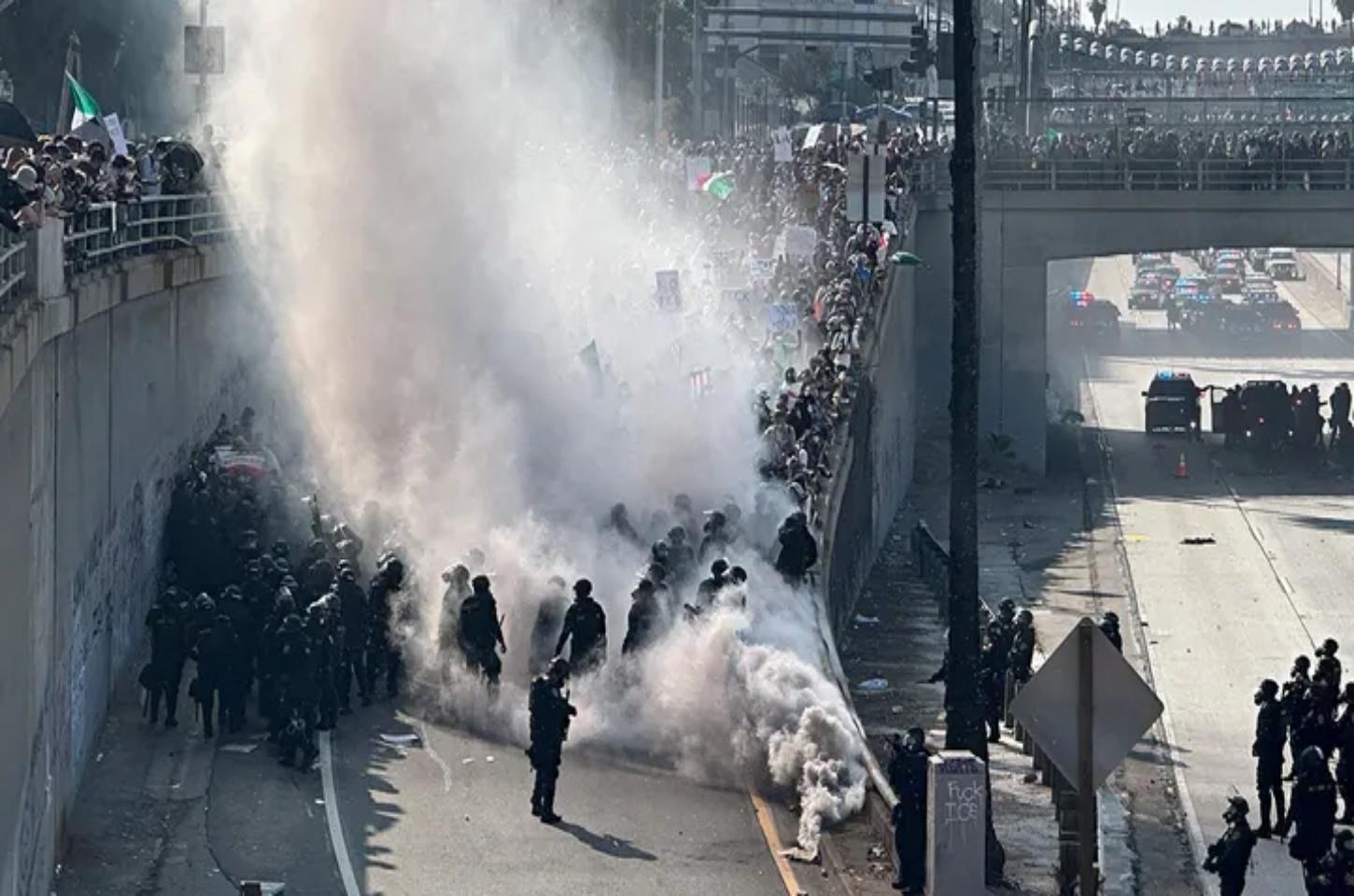 Manifestantes quebram janelas na sede da LAPD enquanto agitadores anti-ICE entram em confronto com autoridades
