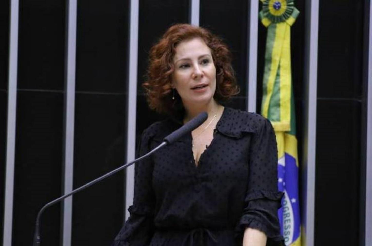 Na Itália, Carla Zambelli divulga “dossiê técnico de defesa”