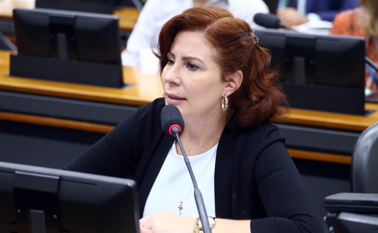 Oposição critica ordem de prisão de Carla Zambelli; PT pede a cassação do mandato da deputada
