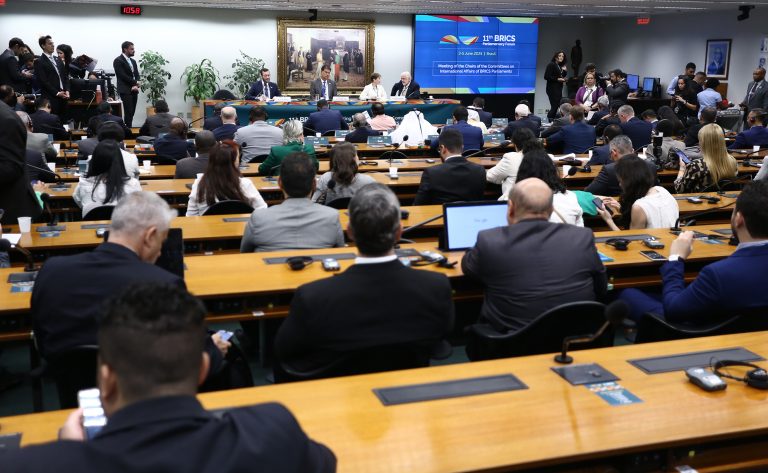 Parlamentares do BRICS pedem maior cooperação e comércio intrabloco frente a desafios globais