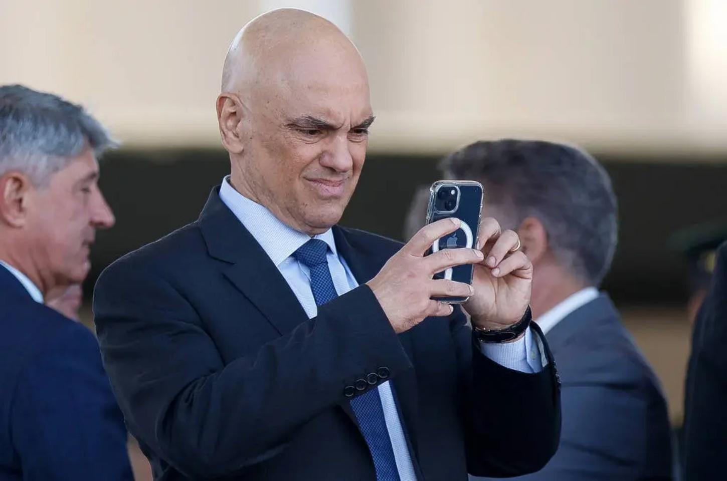 “Não somos obrigados a respeitar essa porcaria”, diz Moraes sobre redes sociais