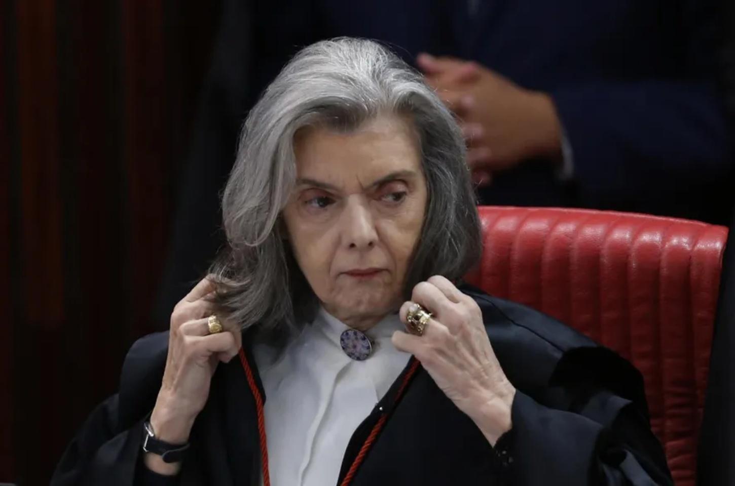 Senadores protocolam pedido de impeachment de Cármen Lúcia, ministra do STF