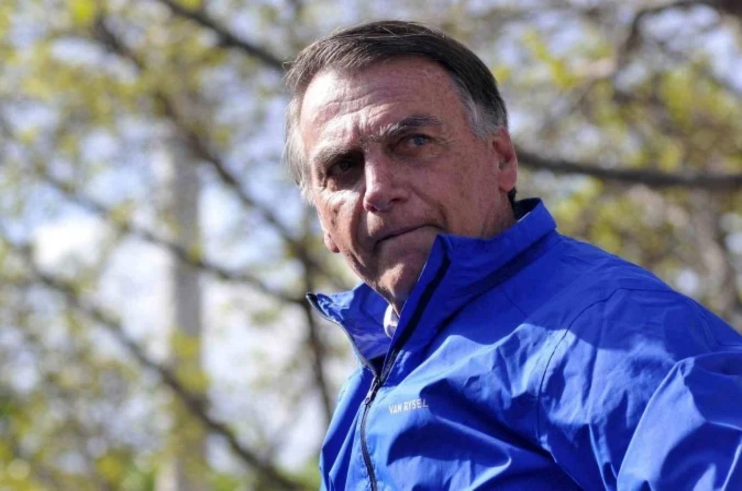 Bolsonaro estuda processar ex-presidente da OAB