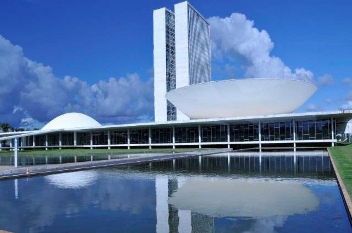Congresso volta do recesso com debates sobre anistia, cassações e IR
