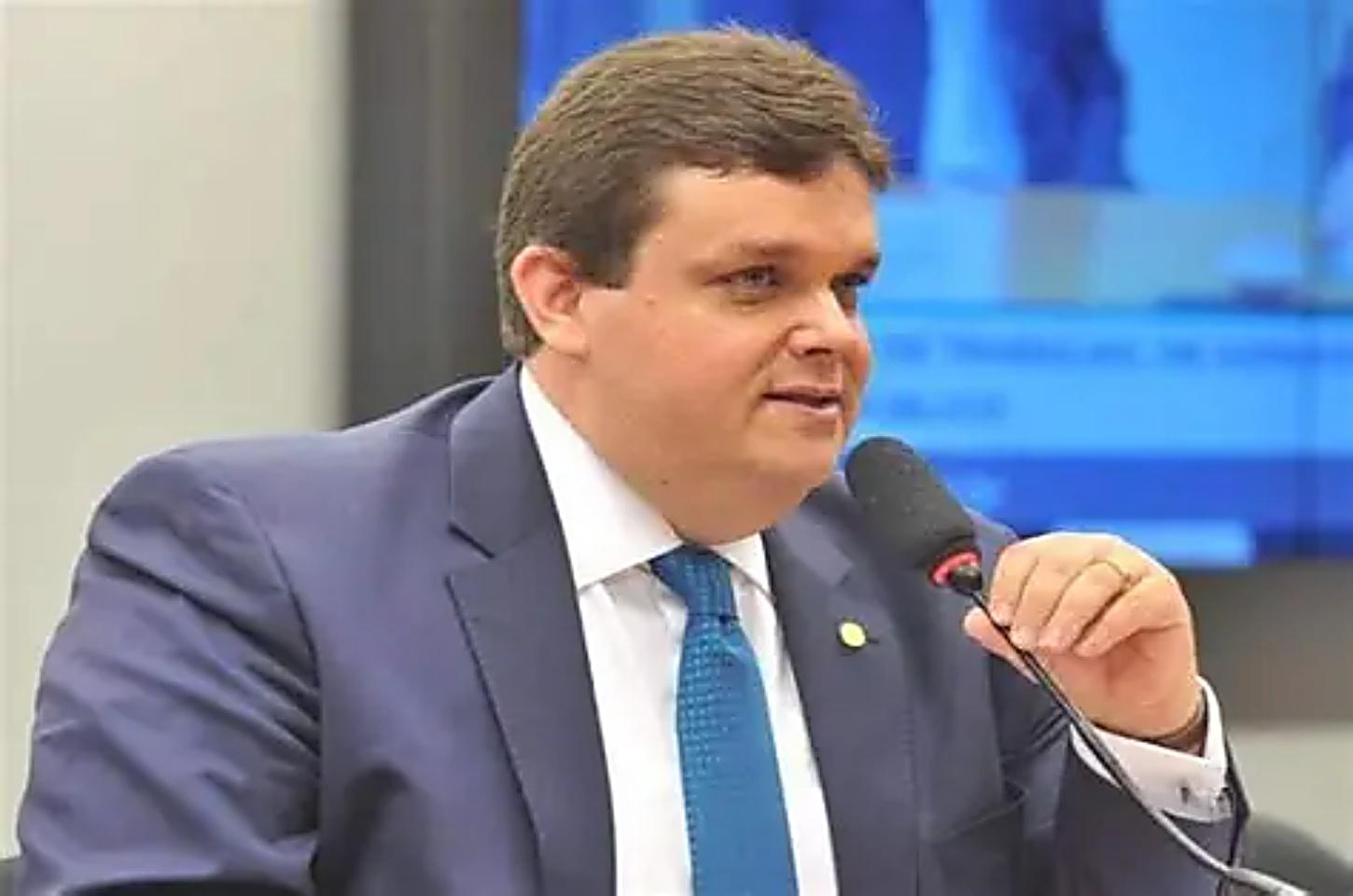 Ministro da Previdência procura Motta após derrota na CPMI