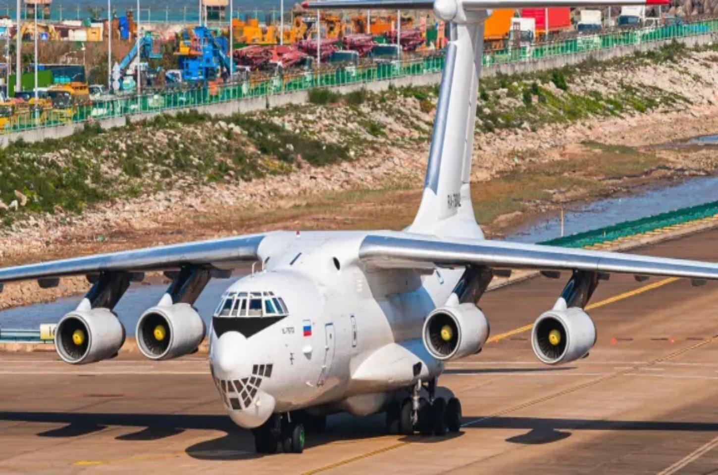 Sob sanção dos EUA, avião russo que está em Brasília transporta material de guerra