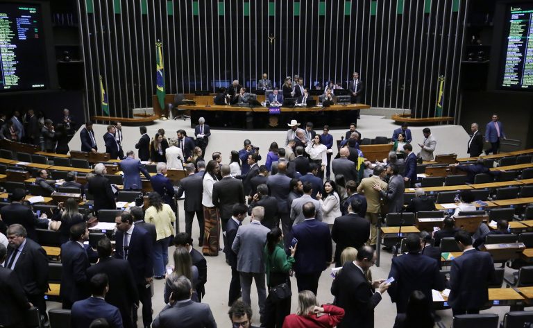 Câmara aprova em 2º turno o texto-base da PEC das Prerrogativas