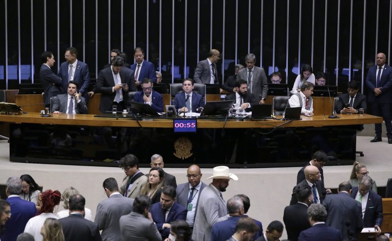Câmara dos Deputados vota nesta manhã sugestões de mudanças na PEC das Prerrogativas