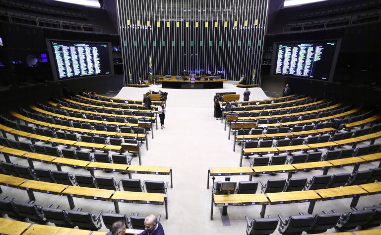 Deputados analisam pedido de urgência para projetos de lei; acompanhe