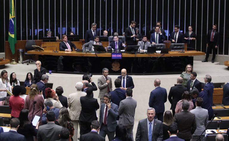 Câmara aprova medidas de proteção à primeira infância no ambiente digital; acompanhe