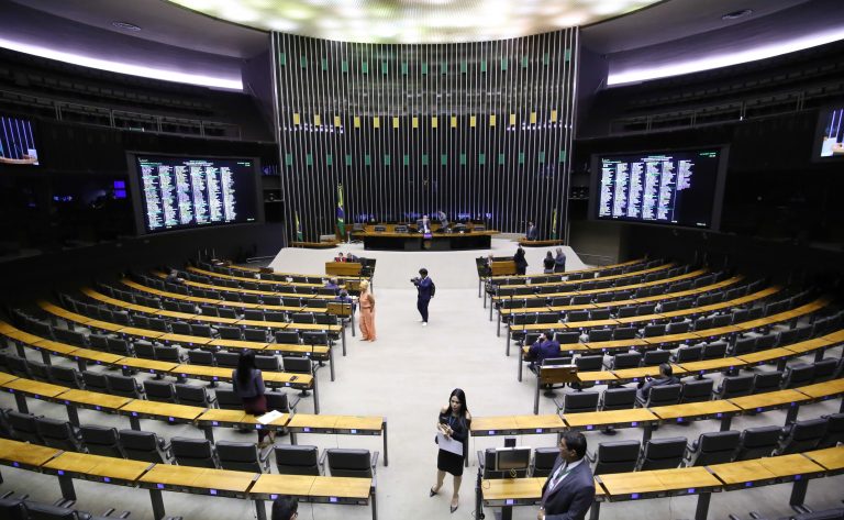 Deputados analisam projeto que torna crime obstruir o combate ao crime organizado; acompanhe