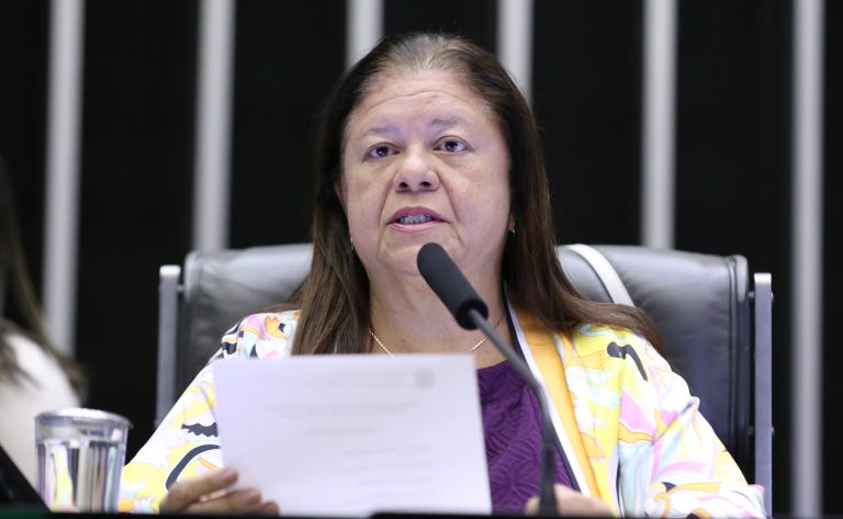 Projeto amplia licença-paternidade para um mês se empresa aderir a Programa Empresa Cidadã