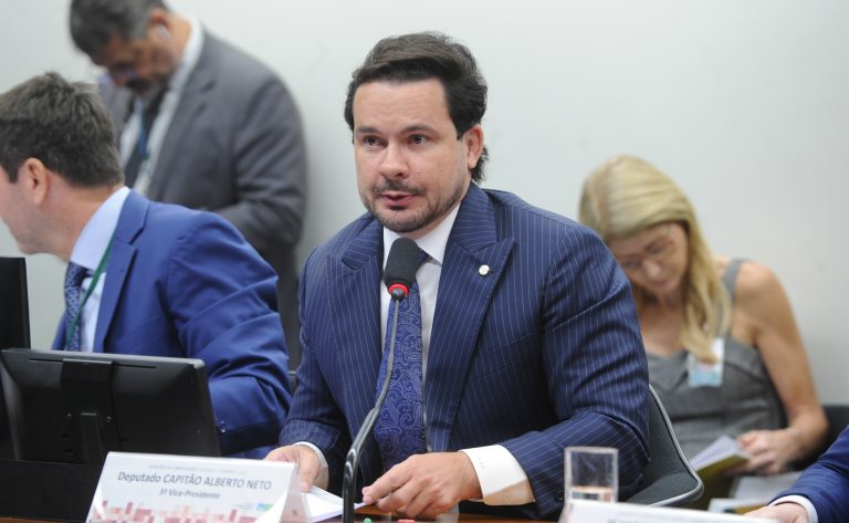 Comissão aprova limite em contribuição previdenciária de PMs e bombeiros militares inativos