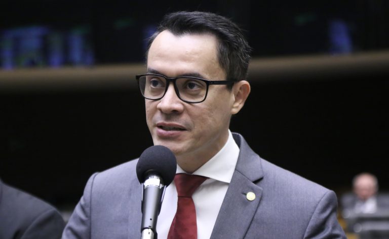 Comissão aprova projeto para aumentar segurança de pedestres com deficiência