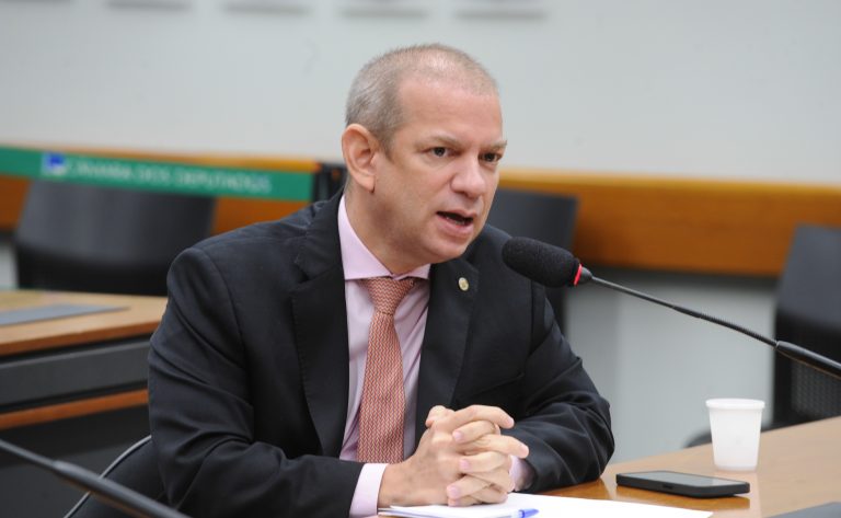 Comissão aprova uso obrigatório de fonte tamanho 14 em comunicações para idosos