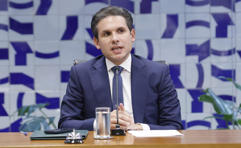 Motta destaca sanção do projeto que isenta salários de até R$ 5 mil do Imposto de Renda