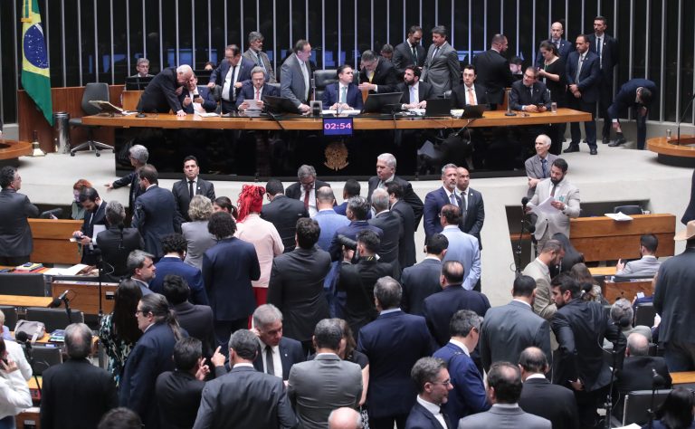 Câmara decide nesta quarta sobre mandatos de Glauber Braga e Carla Zambelli